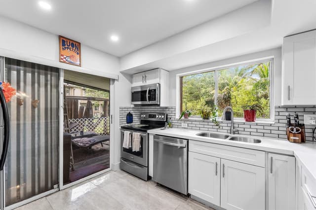209 Wimbledon Lakes Drive, Plantation FL 33324 - Plantation, FL - Photo 5