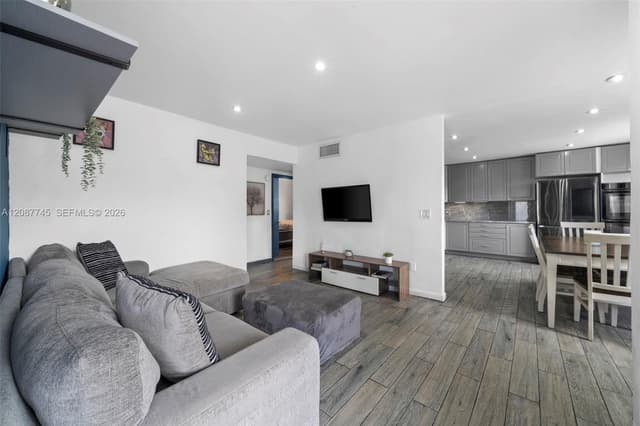 2858 Pine Tree Dr # 5, Miami Beach FL 33140 - Miami Beach, FL - Photo 4