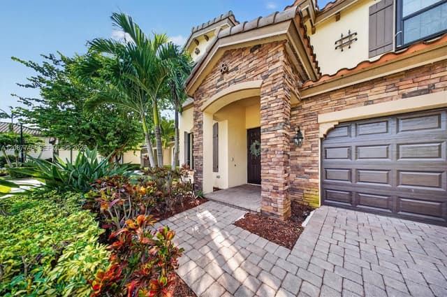 9062 Gulf Cove Dr, Lake Worth FL 33467 - Lake Worth, FL - Photo 3