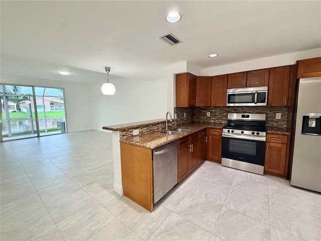 1249 Presidio Dr # 42, Weston FL 33327 - Weston, FL - Photo 2