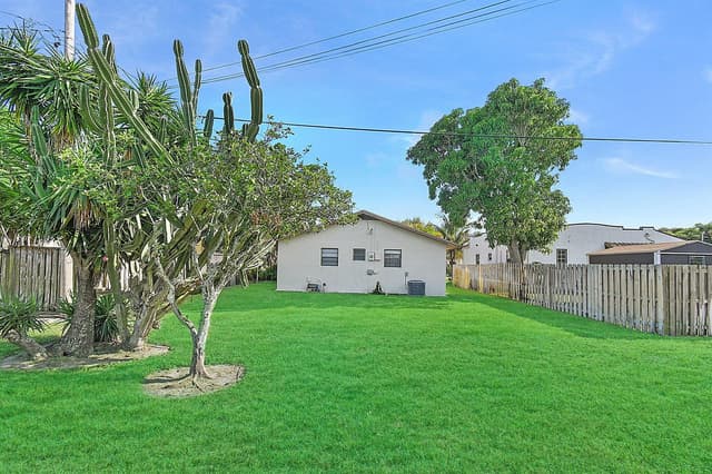 519 EVERGREEN Drive, Lake Park FL 33403 - Lake Park, FL - Photo 3
