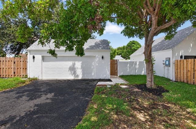 905 NW 21ST Way, Delray Beach FL 33445 - Delray Beach, FL - Photo 2