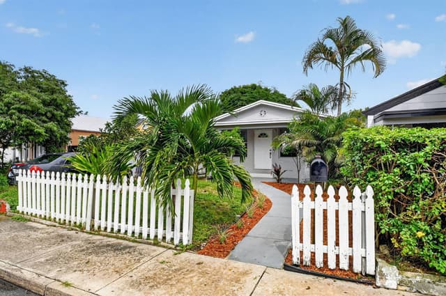 504 N E Street, FL 33460 - Photo 3