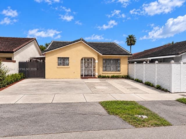 12796 NW 102 CT, Hialeah Gardens FL 33018 - Hialeah Gardens, FL - Photo 2