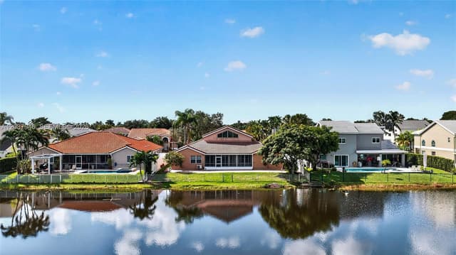20141 NW 10th St, Pembroke Pines FL 33029 - Pembroke Pines, FL - Photo 2