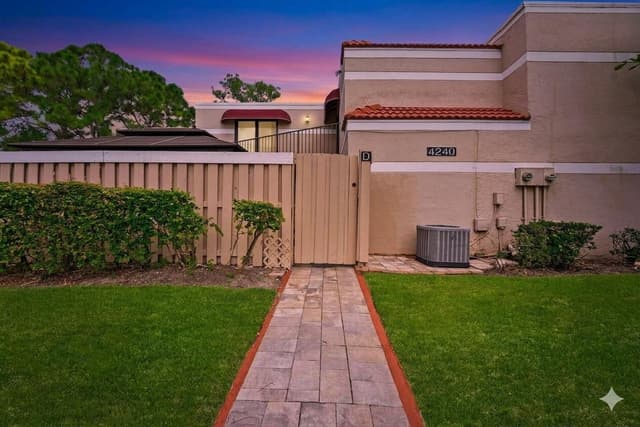 4240 Village Drive # D, Delray Beach FL 33445 - Delray Beach, FL - Photo 2