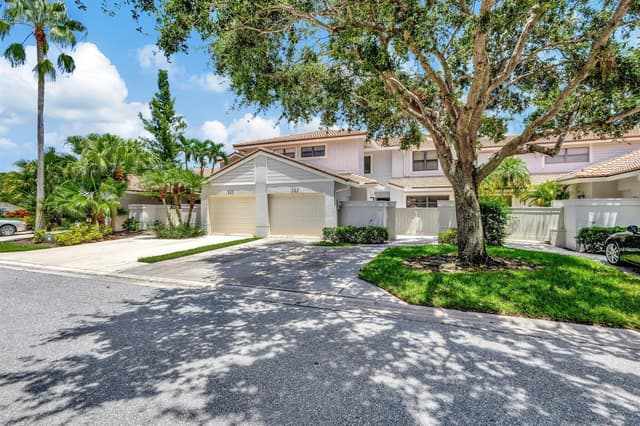 527 Prestwick Circle, Palm Beach Gardens FL 33418 - Palm Beach Gardens, FL - Photo 2