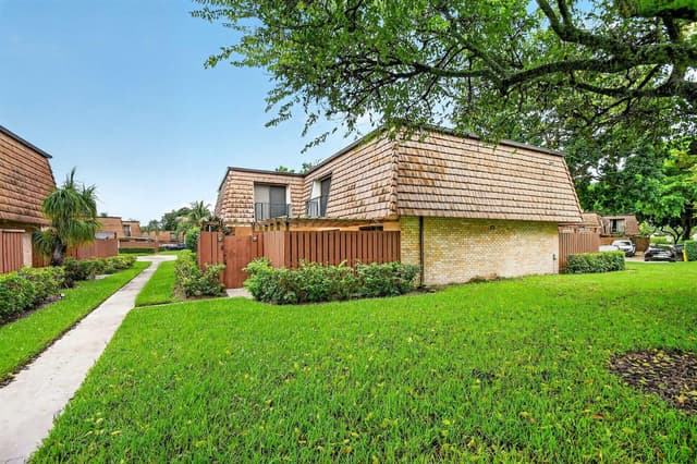 1923 19th Lane, FL 33463 - Photo 2
