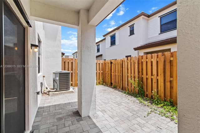 221 SW 159th Way, Pembroke Pines FL 33027 - Pembroke Pines, FL - Photo 4