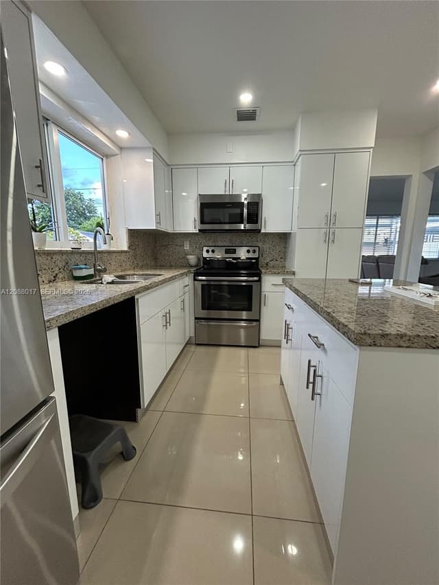 10521 Caribbean Blvd, Cutler Bay FL 33189 - Cutler Bay, FL - Photo 5