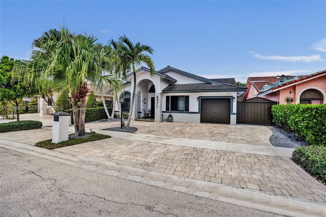 8971 NW 150th Ter, Miami Lakes FL 33018 - Miami Lakes, FL - Photo 2