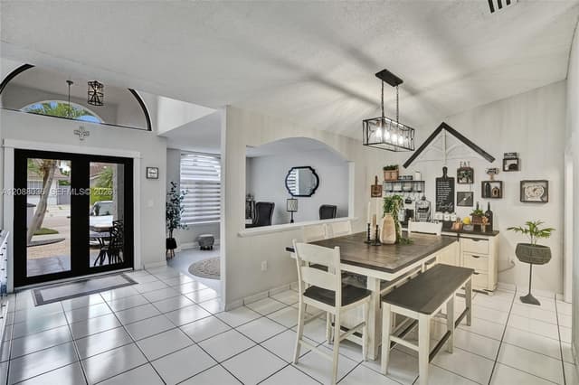 8971 NW 150th Ter, Miami Lakes FL 33018 - Miami Lakes, FL - Photo 4