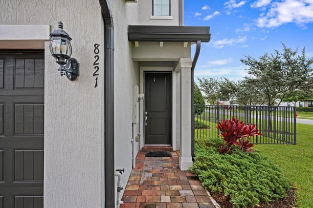 8221 Cinch Way, Lake Worth FL 33467 - Lake Worth, FL - Photo 2