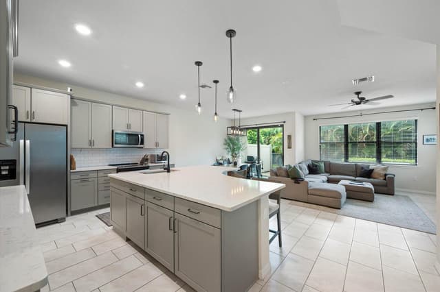 8221 Cinch Way, Lake Worth FL 33467 - Lake Worth, FL - Photo 5