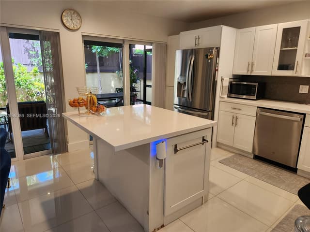 1085 NE 203rd Ln, Miami FL 33179 - Miami, FL - Photo 4