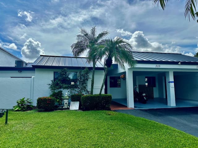 305 Lakeside Court, Sunrise FL 33326 - Sunrise, FL - Photo 2