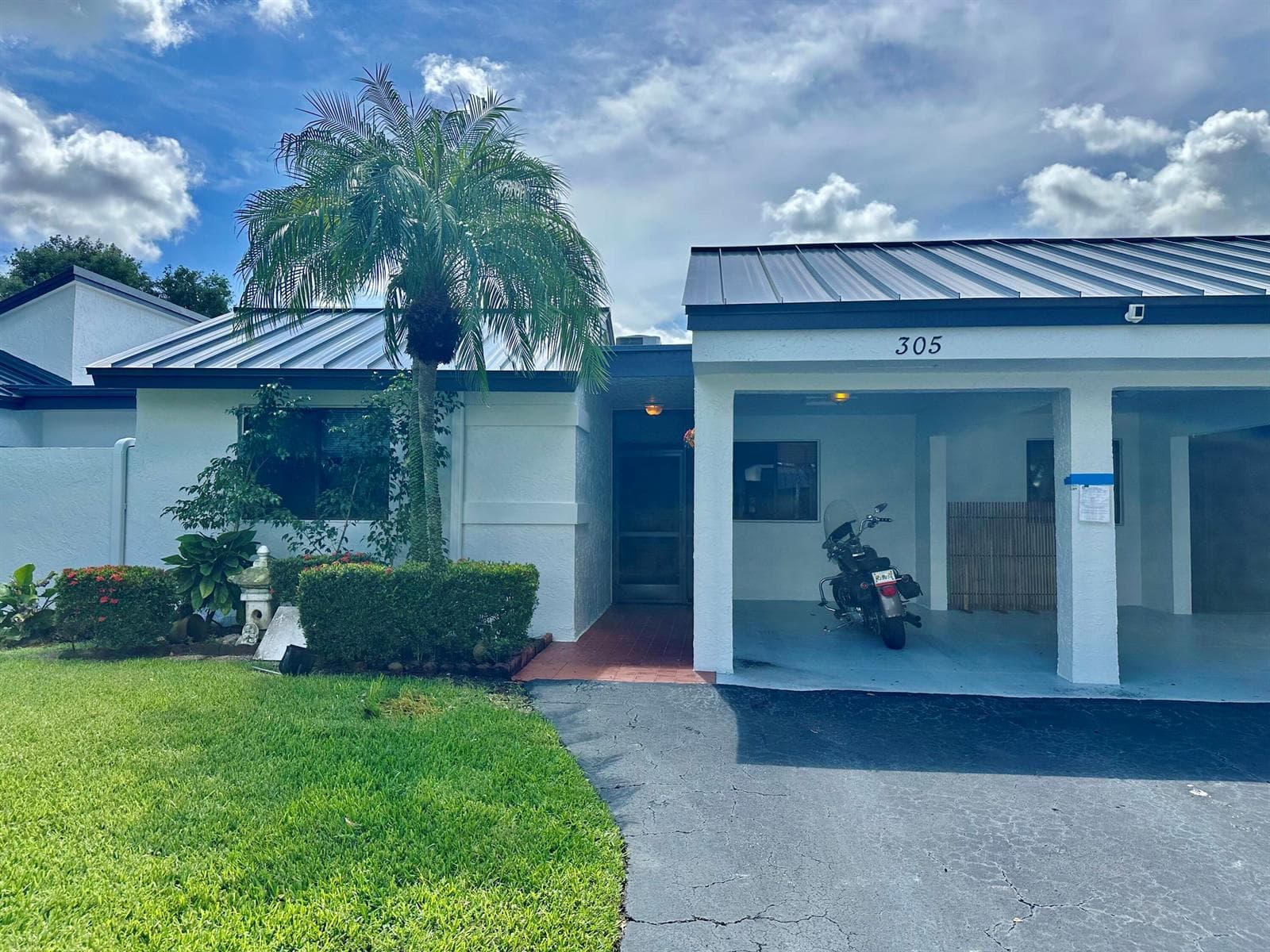 305 Lakeside Court, Sunrise FL 33326 - Sunrise, FL - Photo 1