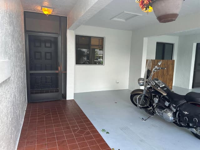 305 Lakeside Court, Sunrise FL 33326 - Sunrise, FL - Photo 4