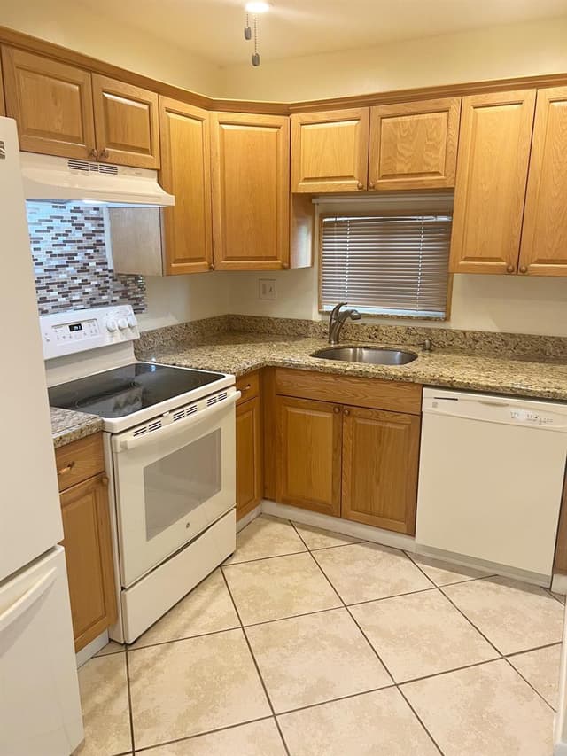 9410 N HOLLYBROOK LAKE Drive # 302, Pembroke Pines FL 33025 - Pembroke Pines, FL - Photo 4
