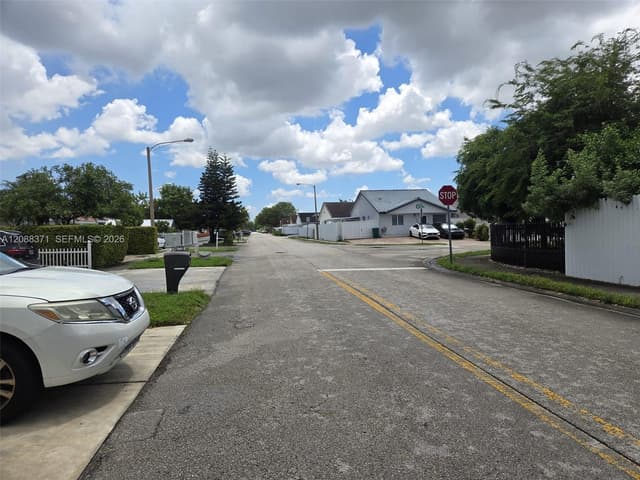 9085 NW 117th St, Hialeah Gardens FL 33018 - Hialeah Gardens, FL - Photo 2