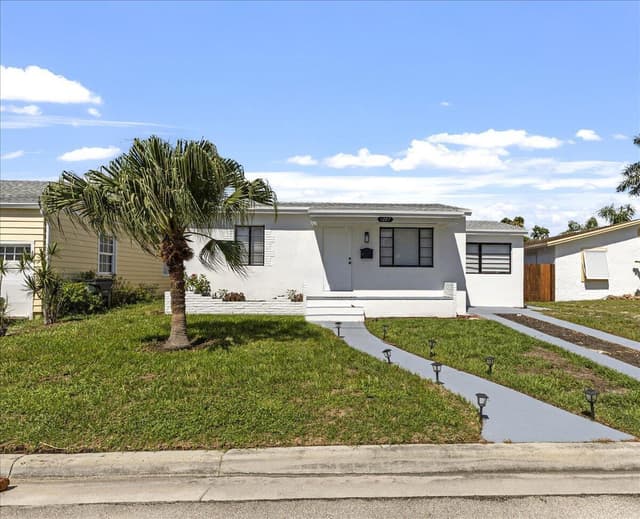 1227 N OCEAN BREEZE, FL 33460 - Photo 3