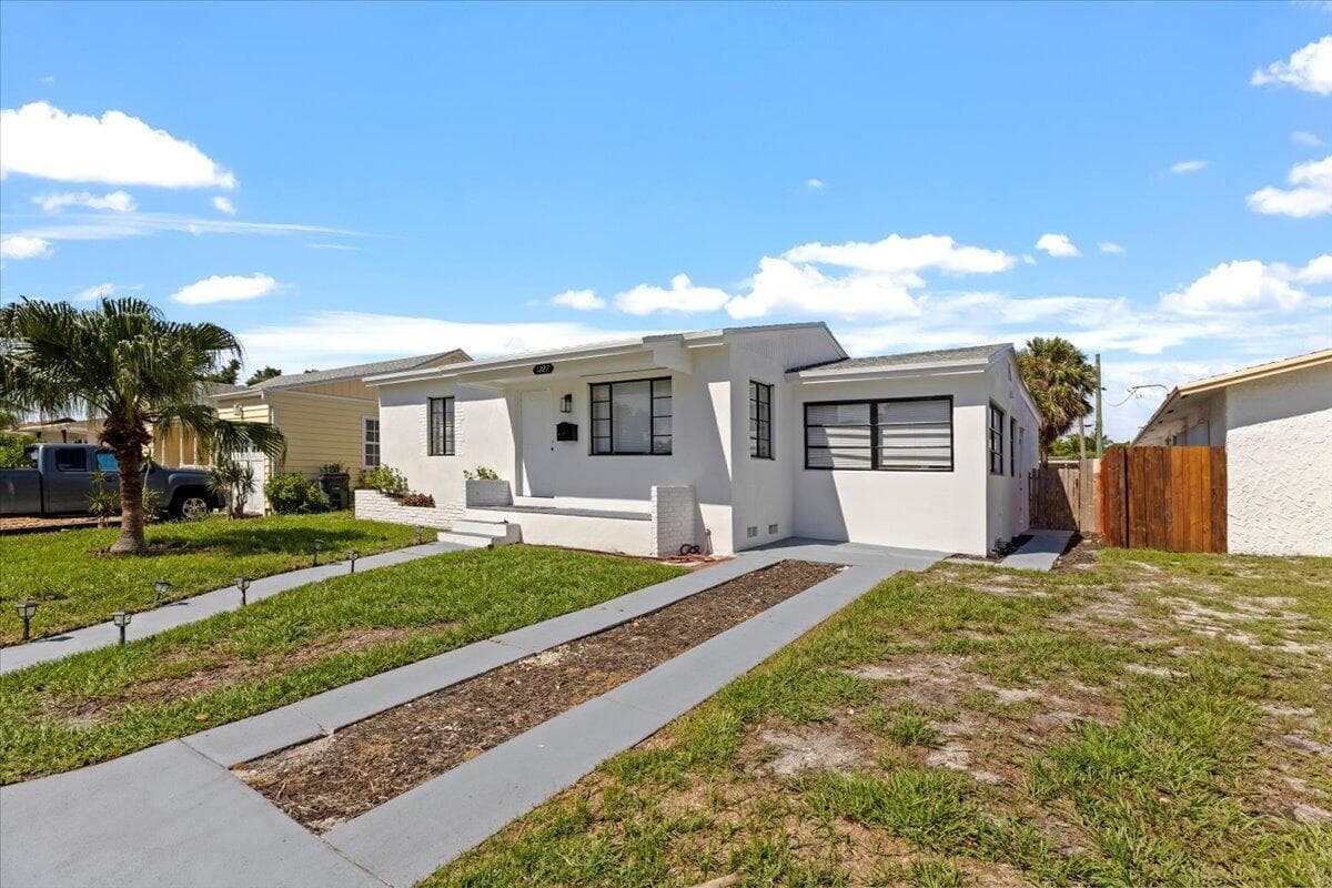 1227 N OCEAN BREEZE, FL 33460 - Photo 1