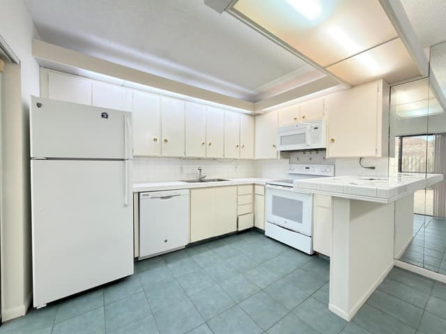 710 7th Lane, Palm Beach Gardens FL 33418 - Palm Beach Gardens, FL - Photo 2