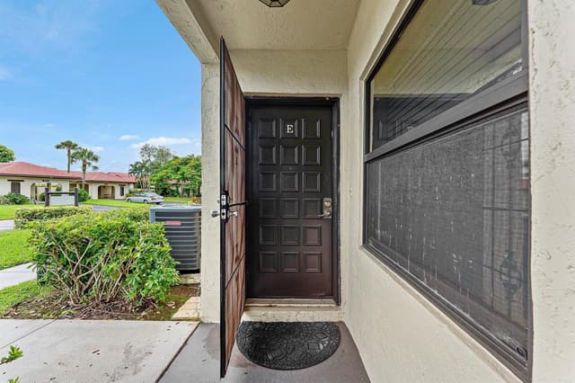 8520 CASA DEL LAGO, Boca Raton FL 33433 - Boca Raton, FL - Photo 3