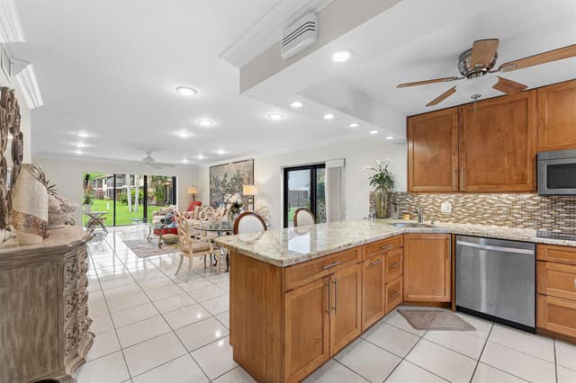 8520 CASA DEL LAGO, Boca Raton FL 33433 - Boca Raton, FL - Photo 5