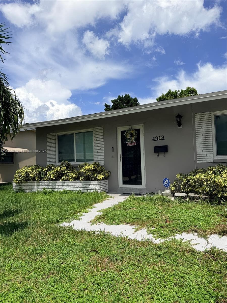 4913 NW 52nd St, Tamarac FL 33319