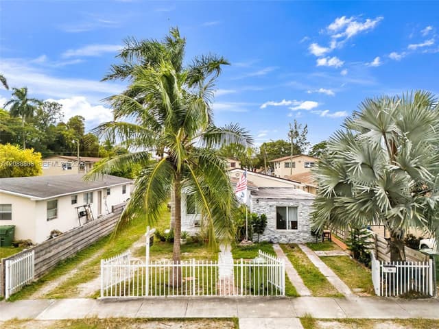 110 NE 9th Ct, Homestead FL 33030 - Homestead, FL - Photo 2