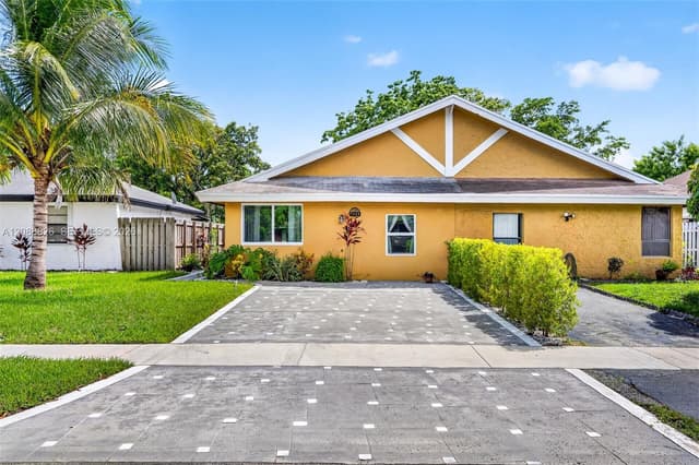 7424 SW 14th Pl, North Lauderdale FL 33068 - North Lauderdale, FL - Photo 2