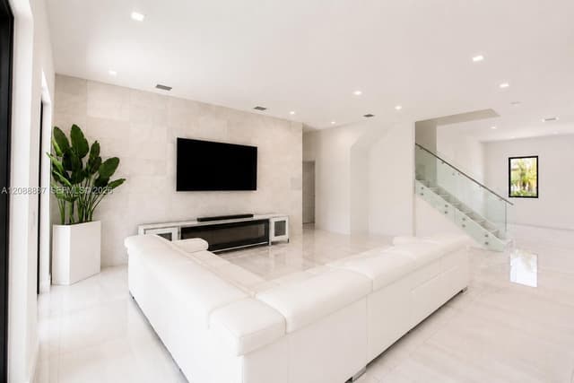 8872 NW 181st St, Hialeah Gardens FL 33018 - Hialeah Gardens, FL - Photo 6