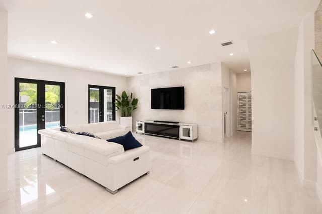 8872 NW 181st St, Hialeah Gardens FL 33018 - Hialeah Gardens, FL - Photo 7