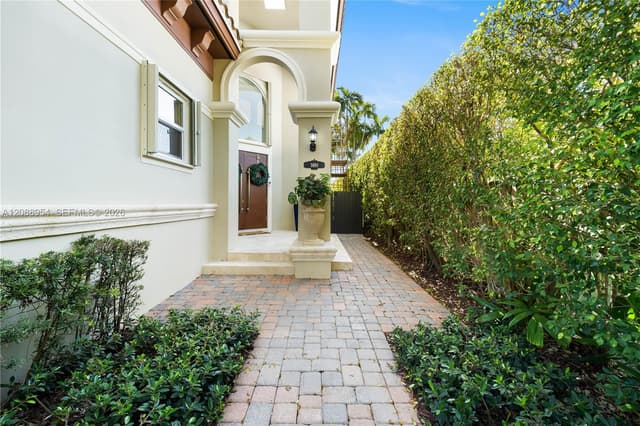 1490 Cleveland Rd, Miami Beach FL 33141 - Miami Beach, FL - Photo 2