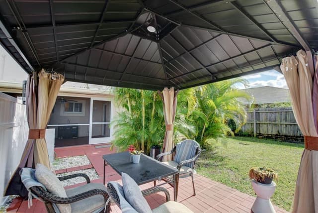 1371 Woodcrest Road W, West Palm Beach FL 33417 - West Palm Beach, FL - Photo 5