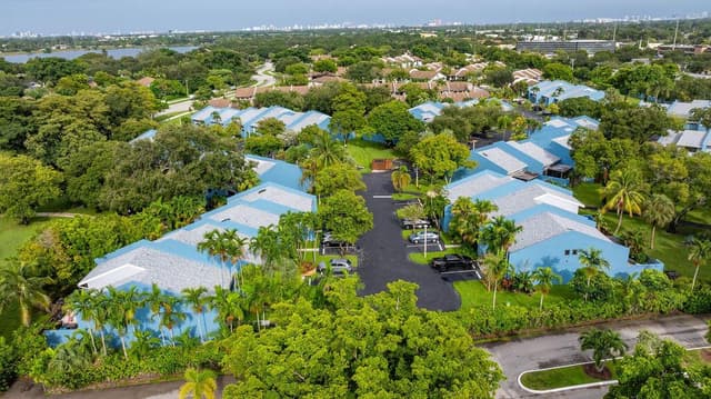2840 S OAKLAND FOREST Drive # 2703, Oakland Park FL 33309 - Oakland Park, FL - Photo 2