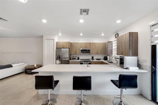 15809 NW 91st Ct, Miami Lakes FL 33018 - Miami Lakes, FL - Photo 2