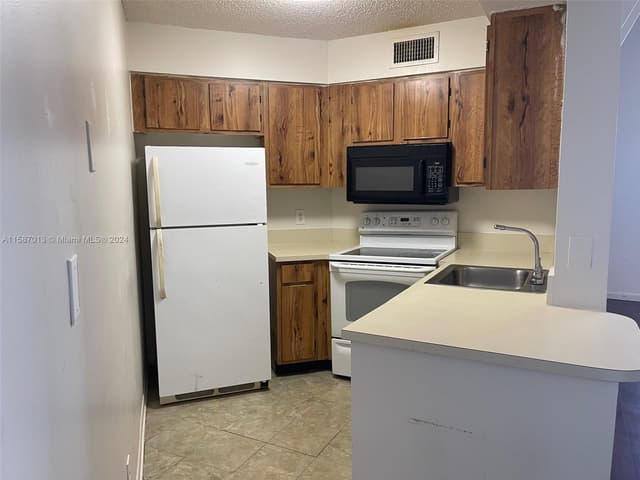 212 Lake Pointe Drive # 313, Oakland Park FL 33309 - Oakland Park, FL - Photo 4