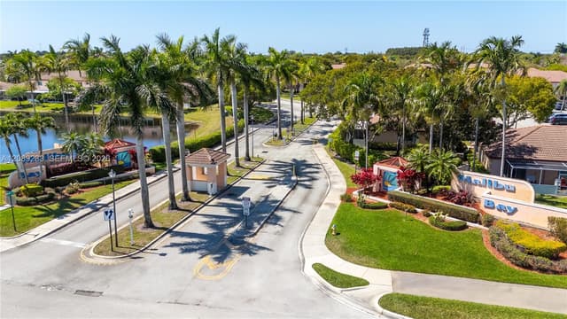 816 NW 208th Way, Pembroke Pines FL 33029 - Pembroke Pines, FL - Photo 3