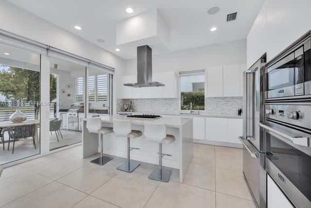 10250 NW 75th Ter, Doral FL 33178 - Doral, FL - Photo 7