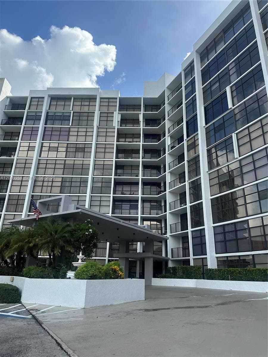 600 Parkview Dr # 627, Hallandale Beach FL 33009 - Hallandale Beach, FL - Photo 1