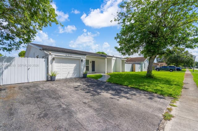 8531 NW 8th St, Pembroke Pines FL 33024 - Pembroke Pines, FL - Photo 2