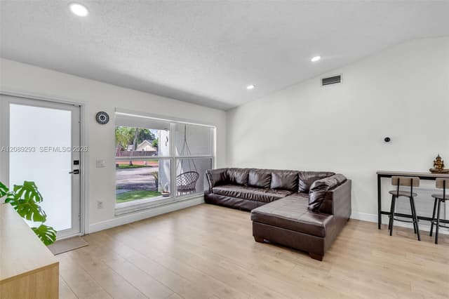 8531 NW 8th St, Pembroke Pines FL 33024 - Pembroke Pines, FL - Photo 5