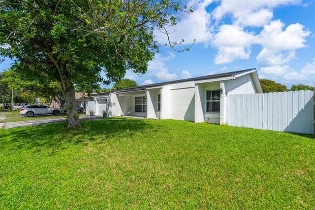 8531 NW 8th St, Pembroke Pines FL 33024 - Pembroke Pines, FL - Photo 4