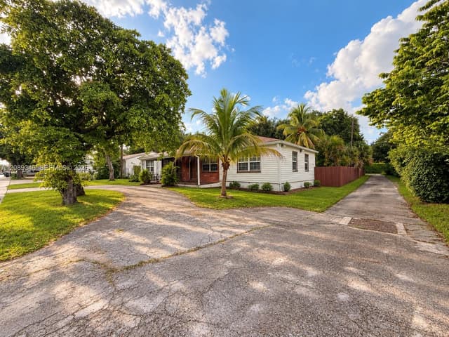 1526 NE 135th St, North Miami FL 33161 - North Miami, FL - Photo 2