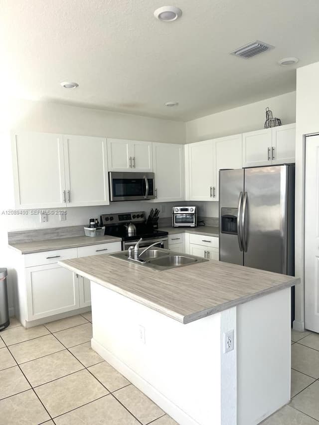 560 NE 206th Ln, Miami FL 33179 - Miami, FL - Photo 4