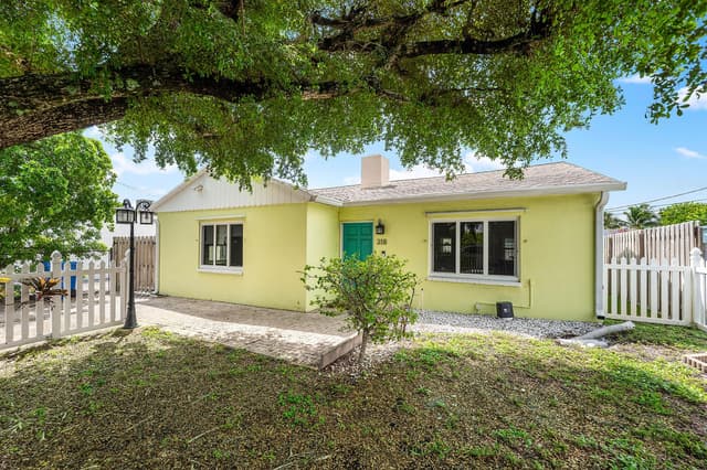 318 W Mango Street W, Lantana FL 33462 - Lantana, FL - Photo 2