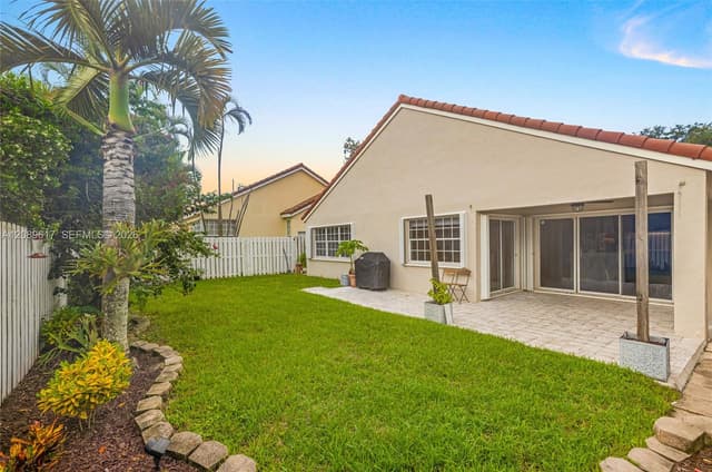 1315 Bayview Cir, Weston FL 33326 - Weston, FL - Photo 6