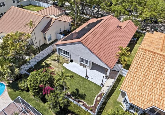1315 Bayview Cir, Weston FL 33326 - Weston, FL - Photo 7
